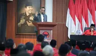 Eks Menteri Koordinator Bidang Politik, Hukum, dan Keamanan (Menko Polhukam) Mahfud Md saat memberi pembekalan terhadap kepala atau wakil kepala daerah yang berstatus kader PDIP di Sekolah Partai, Jakarta Selatan Sabtu (17/5/2025). (Foto: Tim Media PDIP).