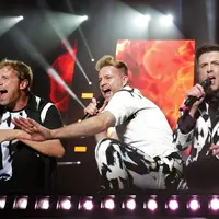 Meski sempat diguyur hujan, semangat penonton nostalgia bareng Westlife tetap tak surut. (Bambang E Ros/Fimela.com)