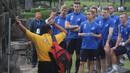 Para pemain Timnas Islandia mendengarkan penjelasan pramuwisata saat mengunjungi Candi Prambanan di pebatasan Jawa Tengah-Yogyakarta, Senin (8/1/2018). Timnas Islandia datang ke Indonesia untuk menjalani dua laga persahabatan. (Bola.com/Ronald Seger)