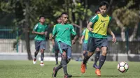 Pemain Timnas Indonesia U-19, Todd Rivaldo, menggiring bola saat latihan di Lapangan ABC, Jakarta, Senin (19/2/2018). Latihan ini dilakukan untuk persiapan Piala AFF U-18 2018 dan Piala Asia U-19 2018. (Bola.com/Vitalis Yogi Trisna)