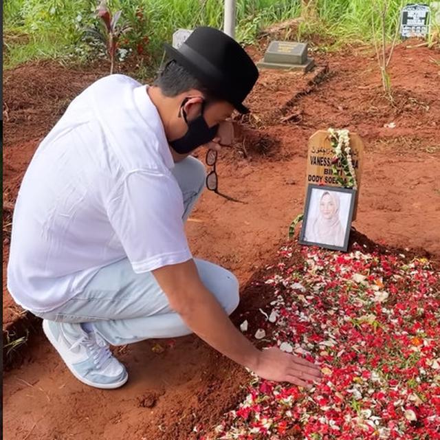 6 Momen Denny Sumargo Ziarah ke Makam Vanessa Angel, Kenang Chat Terakhir