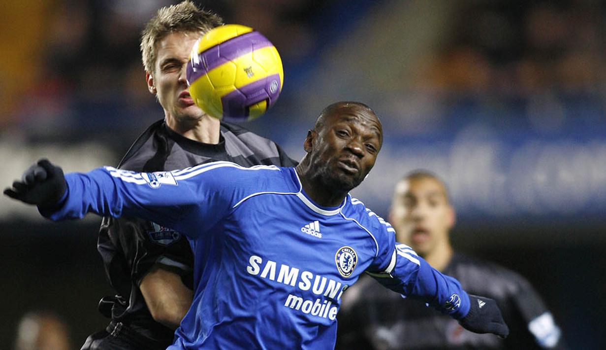 2. Claude Makelele, menjadi salah satu simbol kesuksesan Chelsea meraih gelar Liga Premier Inggris pada tahun 2004/05 dan 2005/06. Dirinya berhasil membela The Blues sebanyak 213 kali. (AFP/Adrian Dennis)