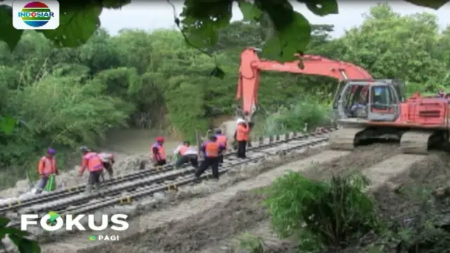 Perbaikan rel kereta yang longsor di Grobogan, dikebut oleh puluhan pekerja sehingga perjalanan kereta sudah kembali lancar.
