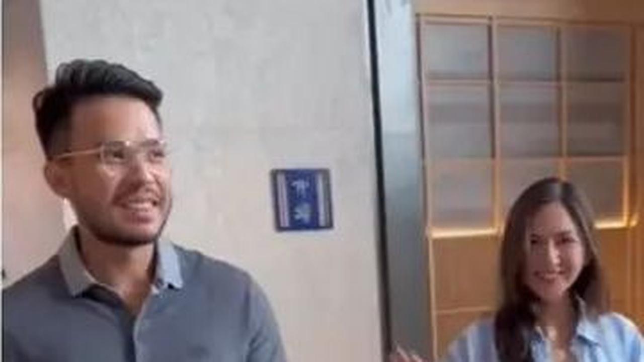 Jessica Mila, yang sedang mengandung anak pertama di usia 30 tahun, selalu ditemani oleh Yakup Hasibuan dalam setiap perjalanannya.