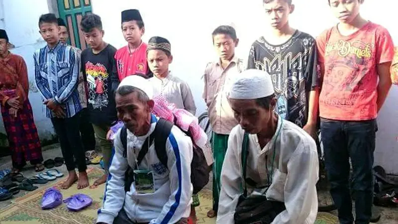 Dua pria Kebumen berangkat haji berpeda onthel didoakan oleh keluarga tetangga sekampung. (Foto: Liputan6.com/Andre Nauval/Muhamad Ridlo)