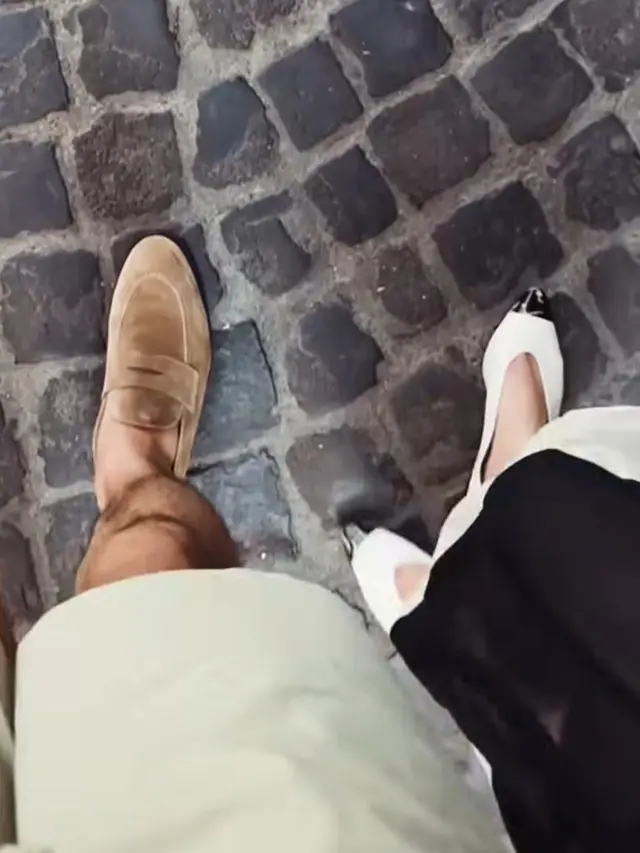 Flat Shoes  Syifa Hadju saat Honeymoon ke Eropa. [@syifahadju]