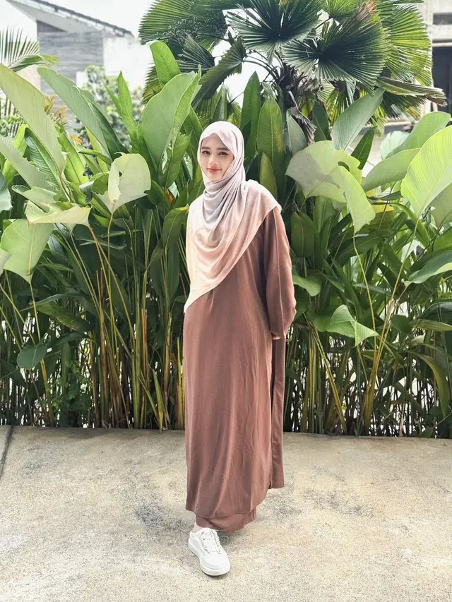 6 Model Gamis Simpel Inara Rusli, Anggun dan Modis untuk Tampilan Kekinian