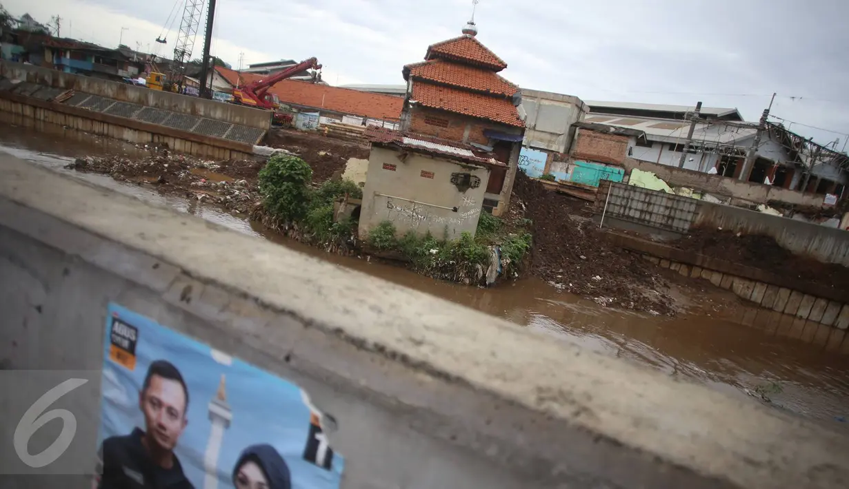 Penampakan Mushala Assa'adah yang masih berdiri kokoh di bantaran Sungai Ciliwung, Jakarta, Kamis (2/2). Karena hanya Mushala Assa'adah masih tersisa, keberadaannya menjadi pusat perhatian. (Liputan6.com/Immanuel Antonius)