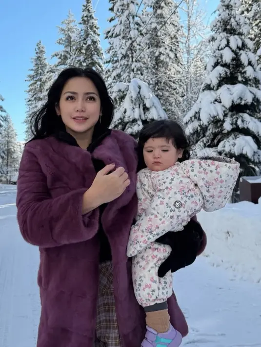 Liburan akhir tahun ini menjadi liburan musim dingin yang menyenangkan dengan hamparan salju. Bahkan ini menjadi salju pertama bagi putrinya, saat itu ia tampil mengenakan jaket berbulu ungu dipadukan rok tartan coklat dan legging hitamnya.  [@inijedar]