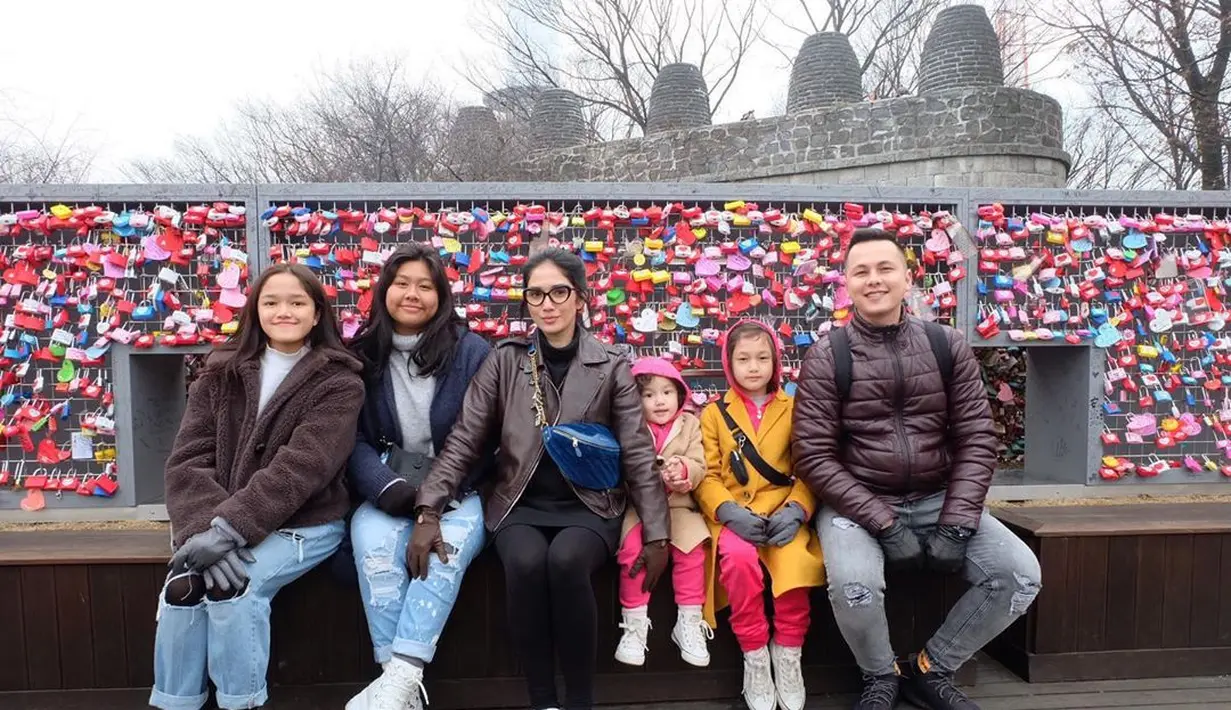 Keluarga Ussy Sulistiawaty dan Andhika Pratama (Instagram/ussypratama)