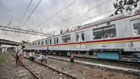 Anak-anak saat bermain di dekat rel kereta api di kawasan Bahari Ujung, Tanjung Priok, Jakarta Utara, Selasa (24/5/2022). Minimnya fasilitas dan ruang terbuka hijau di kawasan tersebut menyebabkan anak-anak setempat memilih bermain di sekitar perlintasan kereta api yang dapat membahayakan keselamatan mereka. (merdeka.com/Iqbal S Nugroho)