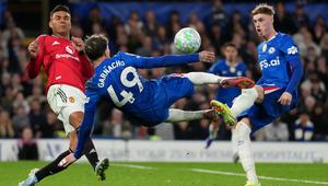 Cole Palmer (kanan) gagal mencetak gol saat Chelsea menelan kekalahan 0-1 dari Manchester United pada laga pekan ke-33 Premier League di Stamford Bridge, Minggu (19/04/2026) dini hari WIB. (AP Photo/Kirsty Wigglesworth)