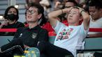 Ekspresi kecewa mantan pelatih Timnas Indonesia, Shin Tae-yong saat nonton bareng ketika Skuad Garuda kebobolan gol oleh Australia dalam laga lanjutan Putaran Ketiga Kualifikasi Piala Dunia 2026 di daerah sekitar Setiabudi, Jakarta Pusat, Kamis (20/03/2025) sore WIB. (Bola.com/Bagaskara Lazuardi)