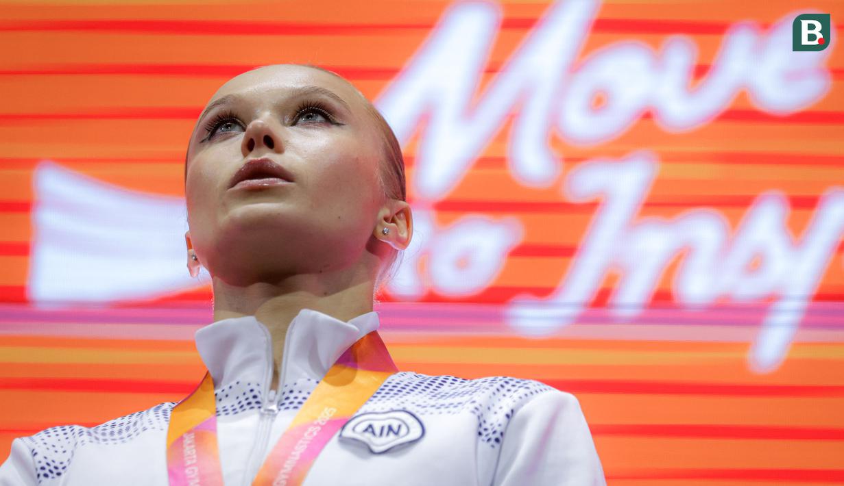 Pesenam asal Rusia, Angelina Melnikova dengan khidmat mendengarkan lagu kebangsaannya saat podium aparatus putri nomor meja lompat Kejuaraan Dunia Gimnastik 2025 di Indonesia Arena, Senayan, Jakarta, Jumat (24/10/2025). (Bola.com/Bagaskara Lazuardi)