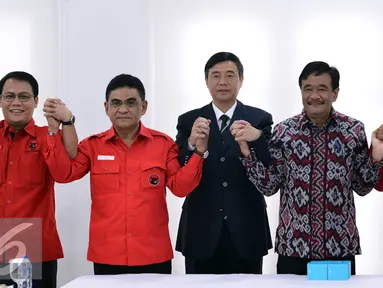 Delegasi Shenzhen berfoto bersama dengan Wagub Djarot Saiful Hidayat dan Andreas Hugo Pereira, Jakarta, Selasa (24/11). Kunjungan tersebut lanjutan dari kunjungan Ketua Umum DPP PDI Perjuangan Megawati Soekarnoputri ke Shenzen. (Liputan6.com/Helmi Afandi)