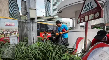 Bakal calon (balon) Gubernur DKI Jakarta Sandiaga Uno bersama relawan bersihkan sampah saat Car Free Day dikawasan Bunderan HI, Jakarta, Minggu (27/3/2016). Sandiaga Uno bakal calon Gubernur DKI Jakarta dari partai Garinda. (Liputan6.com/Faizal Fanani)