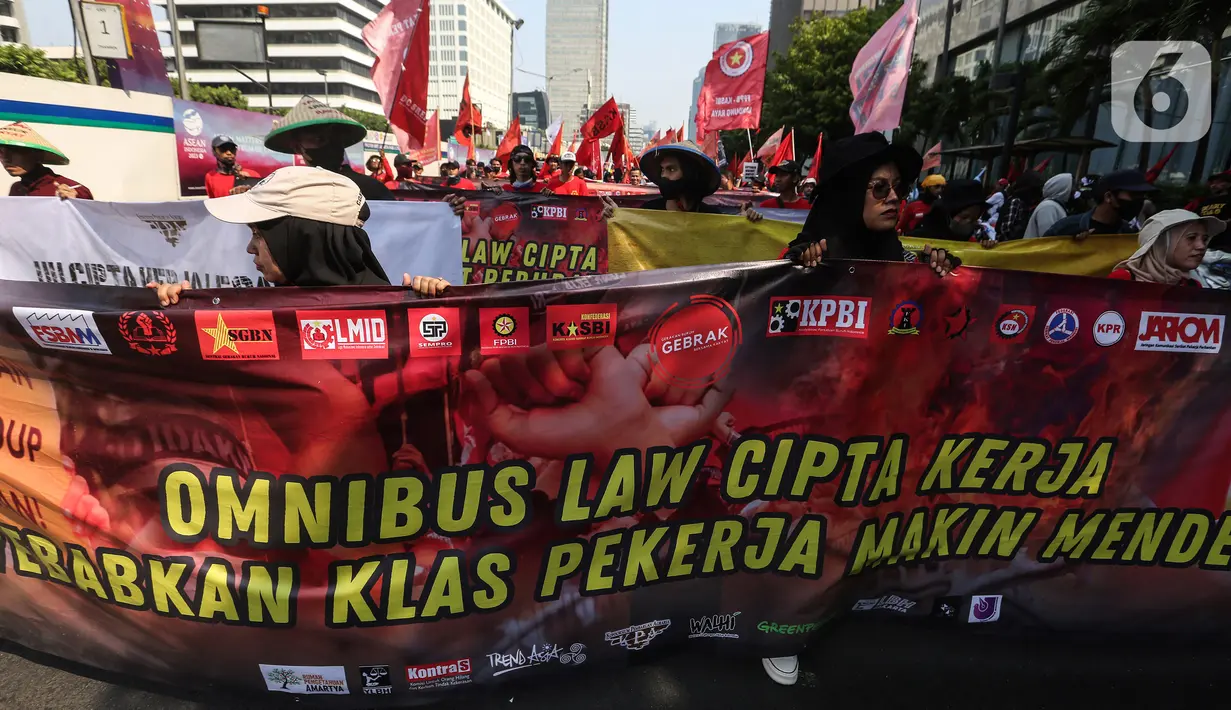 Polisi mengerahkan 6.612 personel gabungan untuk mengawal jalannya aksi unjuk rasa yang digelar oleh sejumlah elemen buruh dan aliansi masyarakat hari ini. (Liputan6.com/Johan Tallo)