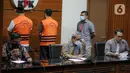 <p>Wakil Ketua KPK Alexander Marwata (tengah) menyampaikan keterangan terkait penetapan tersangka kasus dugaan korupsi pengadaan tanah pembangunan SMKN 7 Tangerang Selatan di Gedung Merah Putih KPK, Jakarta, Selasa (26/4/2022). KPK menetapkan satu pejabat di Dinas Pemprov Banten dan dua pihak swasta dalam kasus dugaan korupsi pengadaan tanah untuk pembangunan SMKN 7 Tangerang Selatan. (Liputan6.com/Faizal Fanani)</p>