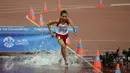 Atlet Indonesia, Rini Budiarti usai melompati halangan di nomor lari halang rintang 3.000 meter SEA Games ke-28 di National Stadium, Singapura, (12/6/2015). Rini finish pertama dengan catatan waktu 10 menit 20,40 detik. (Liputan6.com/Helmi Fithriansyah)