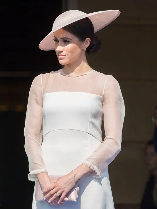 Dengan dress berwarna beige, Meghan Markle hadir di pesta kebun pada Mei 2018. (REX/SHUTTERSTOCK/HollywoodLife)