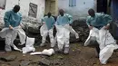 Petugas medis Croix Rouge LSM mengenakan pakaian pelindung sebelum mengevakuasi mayat korban Ebola di Monrovia, 29 September 2014. Dari empat negara di Afrika Barat, Liberia menjadi negara yang paling parah terkena wabah Ebola. (AFP PHOTO/PASCAL GUYOT)