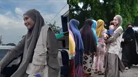 Aksi Zaskia Adya Mecca Bantu Korban Banjir Bekasi (Sumber: Instagram/zaskiadyamecca)