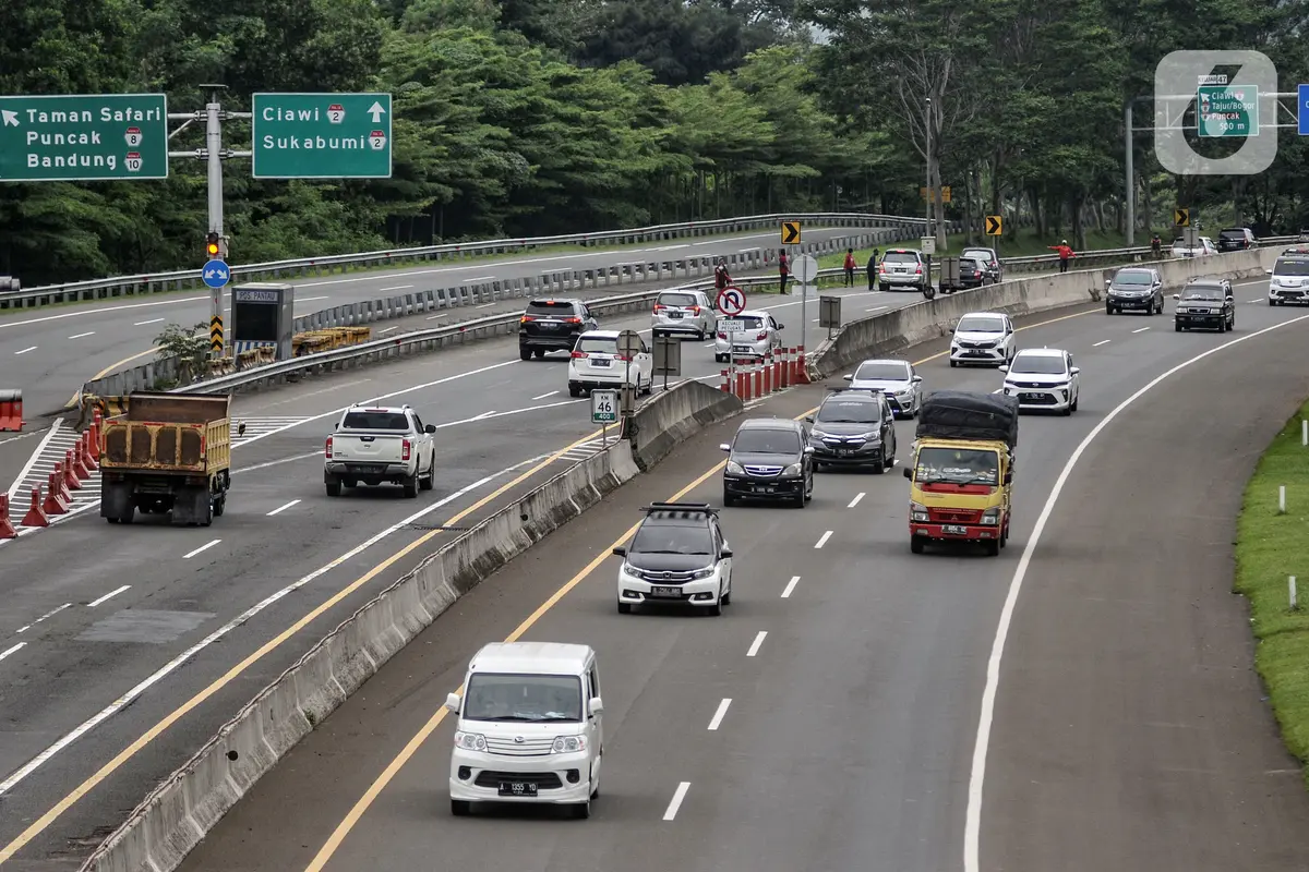 FOTO: Puncak Arus Balik Via Tol Tembus 137 Ribu Kendaraan