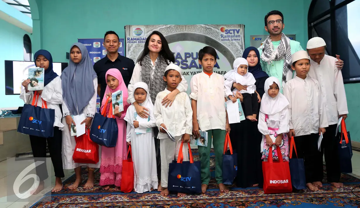 SCTV dan Indosiar berbagi kasih dan kebahagiaan bersama mereka yang membutuhkan melalui kegiatan buka puasa bersama dengan sejumlah anak yatim, Jakarta, Kamis (16/6/2016). (Liputan6.com/Herman Zakharia)