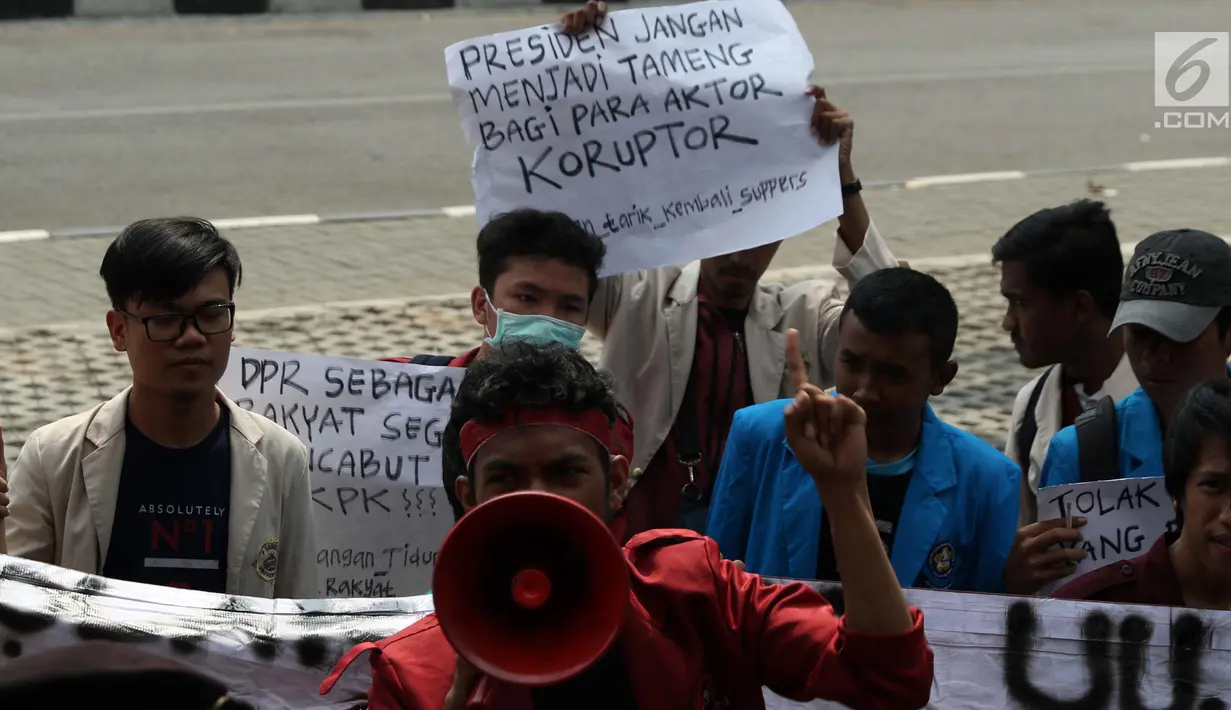 Sejumlah mahasiswa yang mengatasnamakan Aliansi Mahasiswa Hukum Indonesia saat berunjuk rasa di depan Gedung KPK, Jakarta, Selasa (17/9/2019). Dalam aksinya mereka menolak revisi UU KPK karena dianggap melemahkan institusi tersebut. (Liputan6.com/Helmi Fithriansyah)