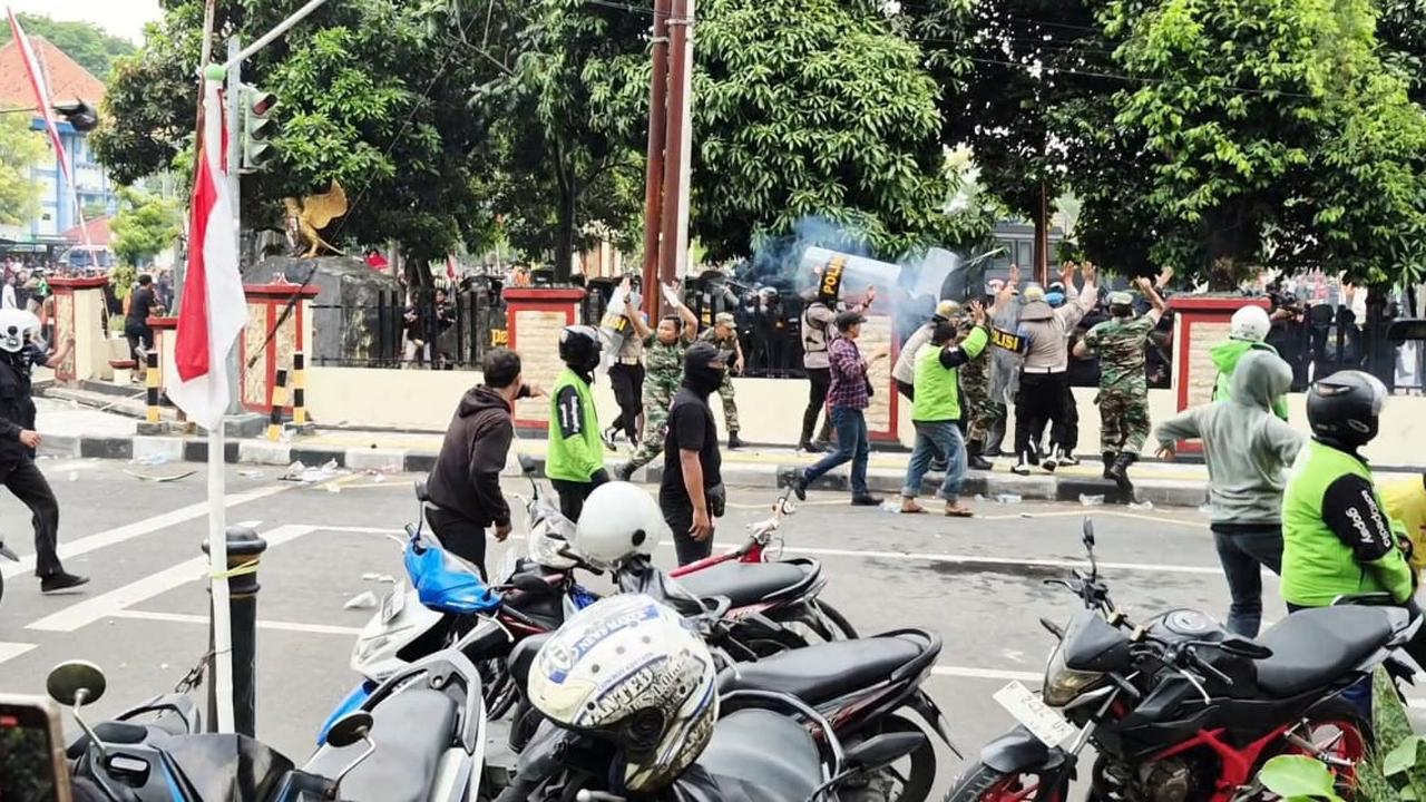Demo di Solo, Semarang dan Magelang Berujung Ricuh, Puluhan Orang Diamankan Polisi
