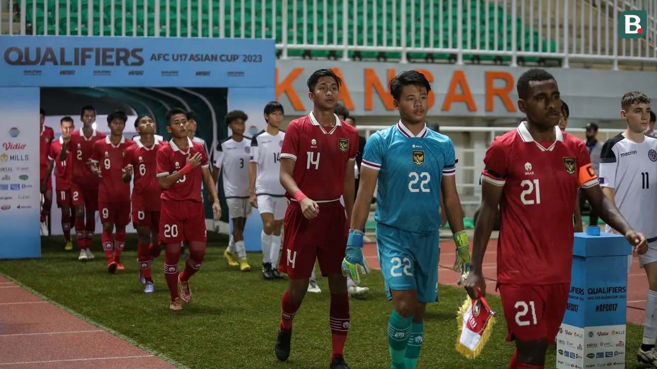Pemain Timnas Indonesia U-17 dan Guam U-17 memasuki lapangan Stadion Pakansari