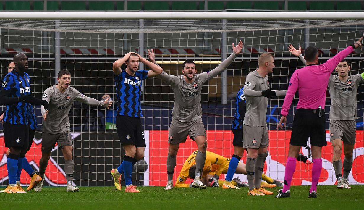 striker Inter Milan, Romelu Lukaku (kiri), dan rekannya Milan Skriniar, kecewa usai gagal memanfaatkan peluang di muluit gawang Shakhtar Donetsk dalam laga lanjutan Liga Champions 2020/21 Grup B di San Siro Stadium, Rabu (9/12/2020). Inter bermain imbang 0-0 dengan Shakhtar. (AFP/Marco Bertorello)