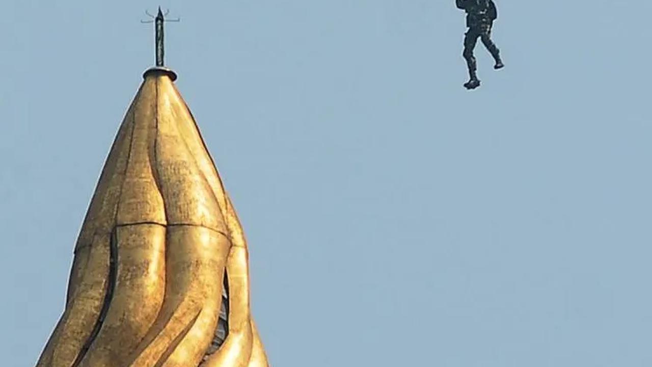 Aksi penerjun TNI saat melintasi puncak Monas.