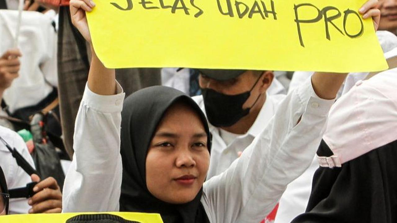 FOTO: Massa Tenaga Honorer Geruduk DPR Tuntut Diangkat Jadi ASN