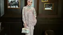 Dalam suasana lainnya, Nindy kembali tampil dengan atasan kemeja berkerah sebagai gaya favoritnya. Kemeja nuansa abu-abu dan pink pastel tersebut tampak dipadukan dengan celana kulot warna senada. Sementara hijab dipilih warna abu-abu untuk mengimbangi look-nya agar tak terlihat monoton. [@nindyayunda]