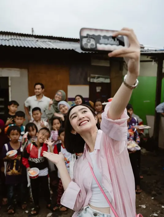 Bagaimana menurutmu, Sahabat FIMELA? Apa kamu juga setuju bahwa penampilan Febby Rastanty ini memesona? [Foto: Instagram/febbyrastanty]