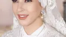 Dengan tiara manis disertai dengan perhiasan yang indah, Tasya berhasil tampil begitu mirip dengan Anisha Rosnah. [Foto: Instagram/Tasya Farasya]