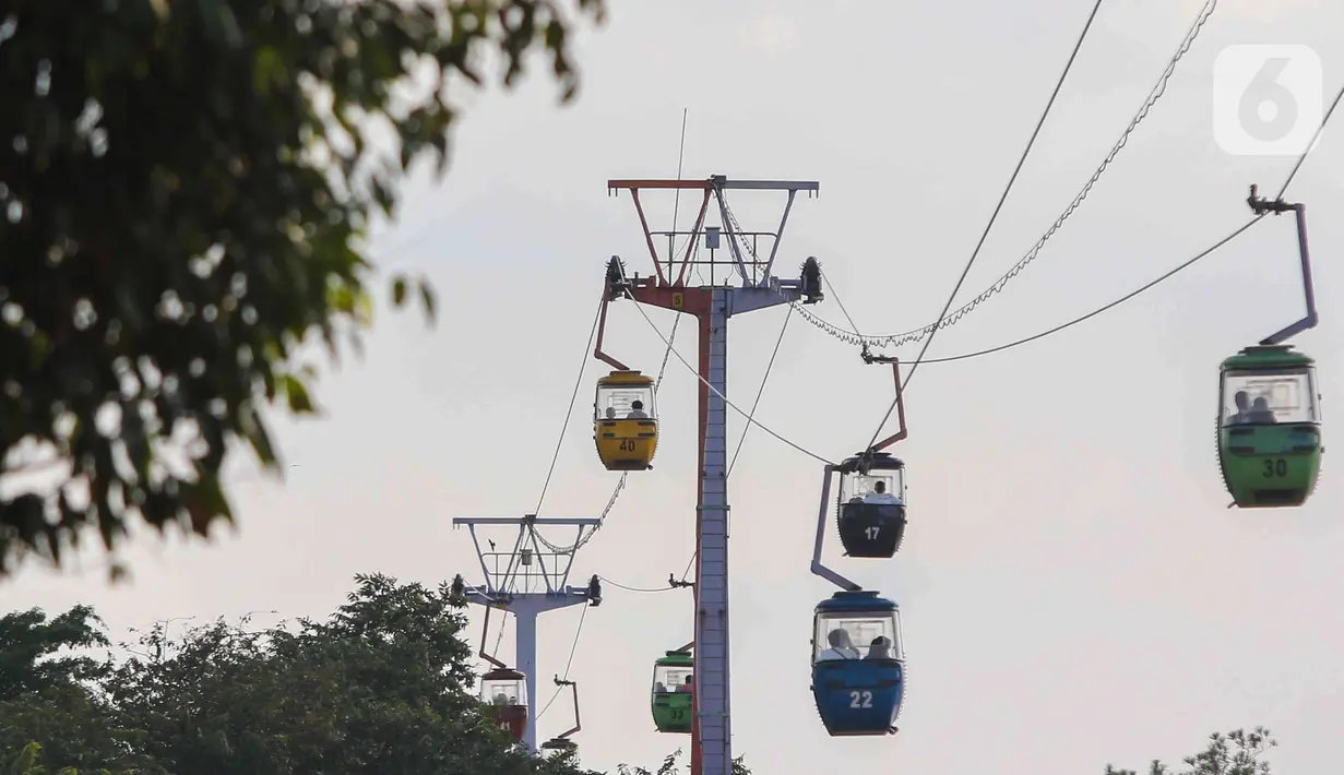 <p>Pengunjung menaiki kereta gantung di Taman Mini Indonesia Indah (TMII) di Jakarta, Kamis (5/5/2022). Pengelola TMII membatasi jumlah pengunjung maksimal 15 ribu orang pada libur Lebaran karena kawasan tersebut masih dalam tahap revitalisasi untuk persiapan G20. (Liputan6.com/Herman Zakharia)</p>