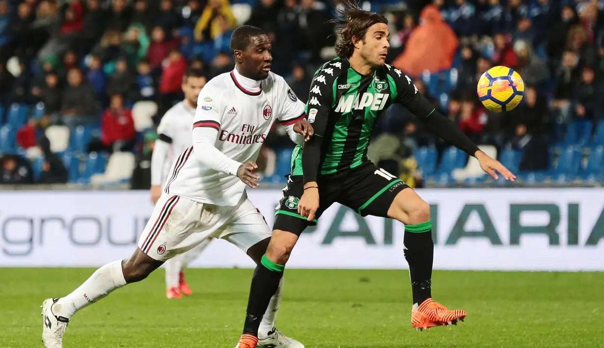 Bek AC Milan, Cristian Zapata (kiri) berusaha merebut bola dari Alessandro Matri saat bertanding pada lanjutan Liga Serie A Italia di Stadion Mapei. Reggio Emilia (5/11). Milan menang 2-0 atas Sassuolo. (Elisabetta Baracchi / ANSA via AP)