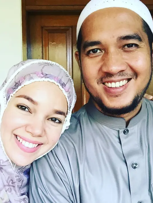 Bahkan tahun ini, Dewi Sandra tak lagi mau memikirkan soal, baju maupun tunjangan hari raya (THR). Istri Agus Rahman itu ingin fokus menjalankan ibadah dan berkumpul keluarganya. (Instagram/dewisandra)