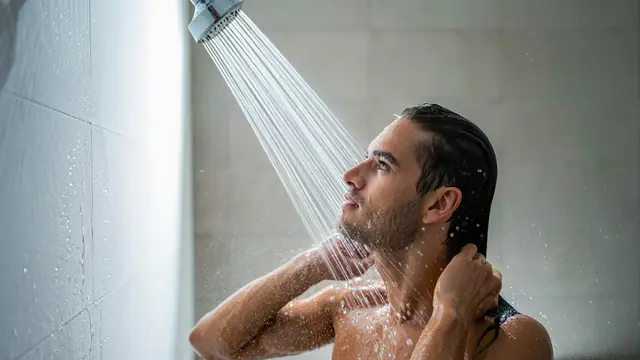 Mandi air dingin (Foto: Reve Art AI)