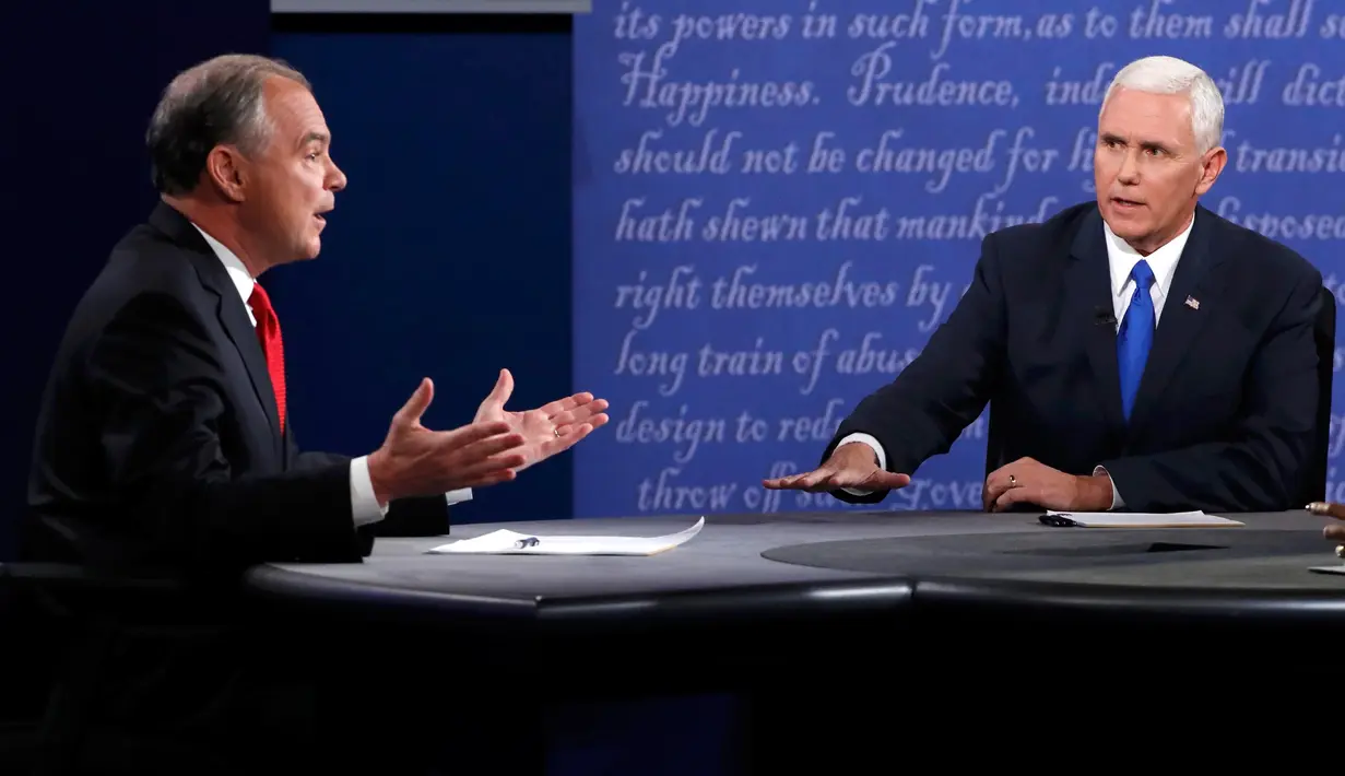 Cawapers Demokrat Tim Kaine (kiri) disaksikan cawapres Republik Mike Pence mengemukakan pendapatnya dalam debat cawapres AS di Longwood University, Virginia, Selasa (4/10). Debat dua calon orang nomor dua AS ini berlangsung panas. (REUTERS/Jonathan Ernst)
