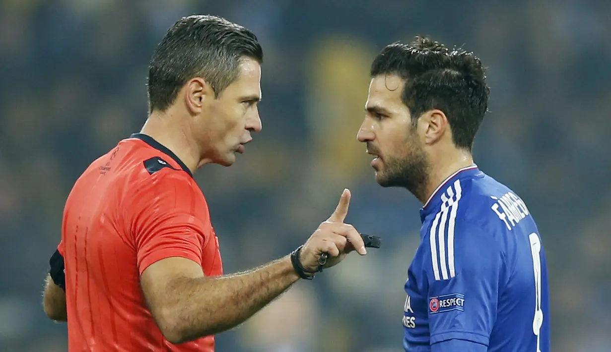 Pemain Chelsea, Cesc Fabregas, berbicara dengan wasit Damir Skomina dalam lanjutan Grup G Liga Champions di Stadion Olympic, Kiev, Ukraina, Rabu (21/10/2015) dini hari WIB. (Action Images via Reuters/John Sibley)