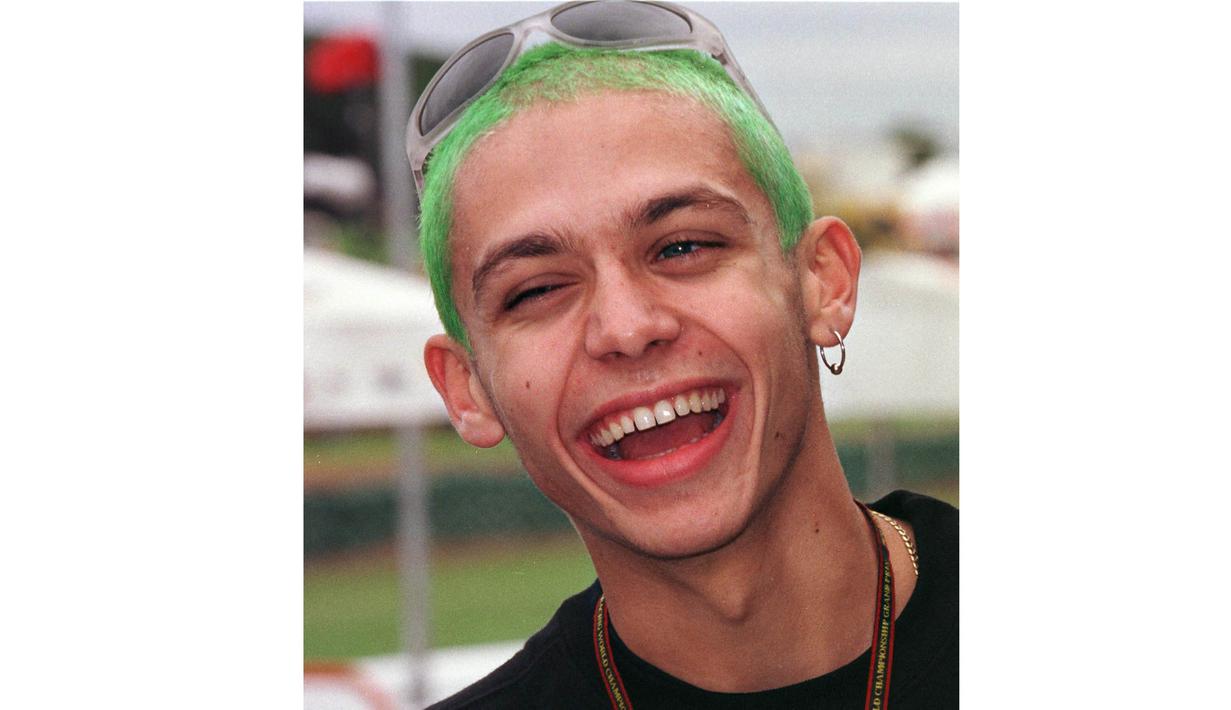 Pebalap MotoGP asal Italia, Valentino Rossi tampil dengan rambut berwarna hijau. (AFP/Torsten Blackwood)