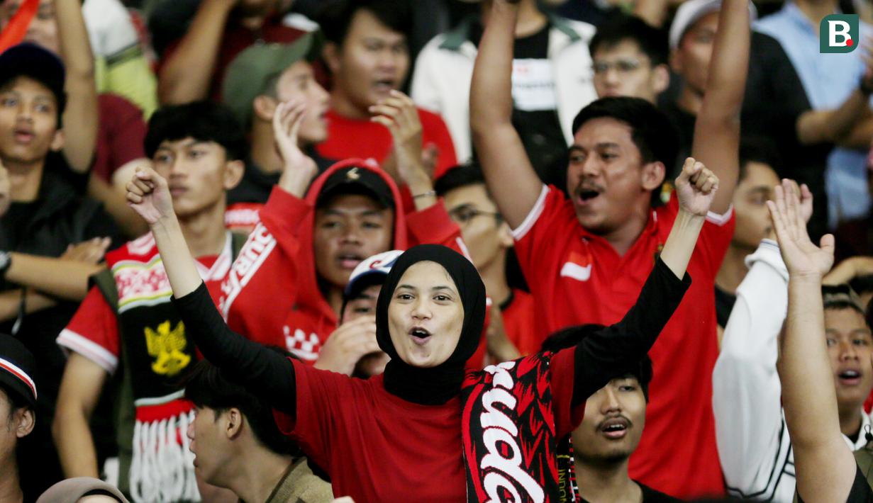 Tidak hanya menonton, tapi mereka juga asyik bernanyi bersama untuk memberi dukungan kepada Timnas Indonesia. (Bola.com/M Iqbal Ichsan)