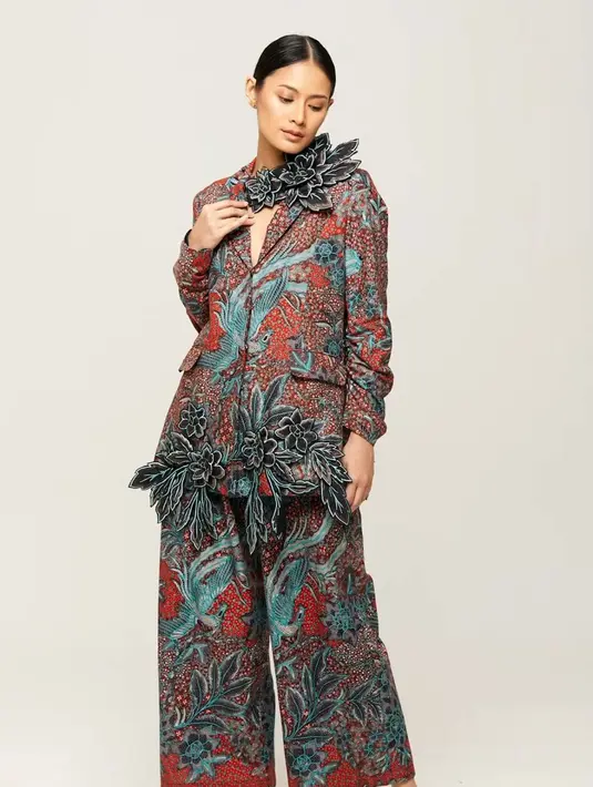 <p>Hari Batik Nasional yang diperingati pada tanggal 2 Oktober 2024, selalu dinanti. Momen penting ini didedikasikan untuk merayakan dan melestarikan kekayaan warisan budaya Indonesia. Batik, sebagai salah satu kekayaan budaya, bukan hanya sekadar wastra, namun juga merupakan ungkapan seni dan identitas bangsa yang menjadi kebanggaan Tanah Air. Dalam semangat memperingati hari istimewa ini, Amanda Hartanto, seorang desainer tekstil meluncurkan koleksi terbaru dan instalasi yang bertajuk &ldquo;The 5 Senses of Batik&rdquo;. [ Foto dok : Amanda Hartanto Batik ]</p>