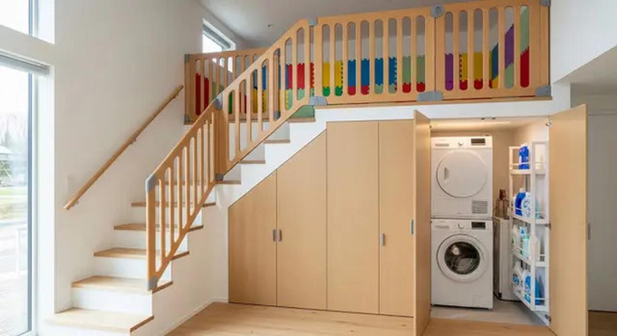 8 Inspirasi Rumah Kecil Mezzanine dengan Area Laundry Tersembunyi di Bawah Tangga