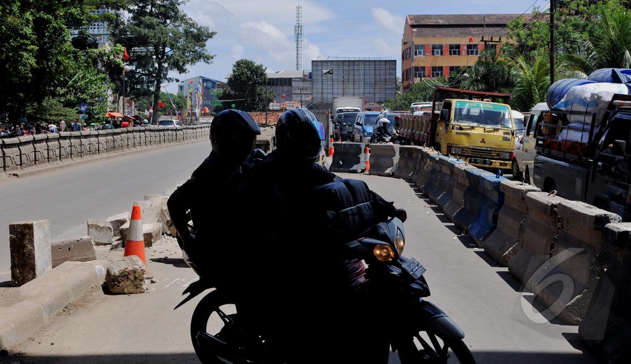 Pengendara sepeda motor memutar arah di Jalan Raya Cipulir, Jakarta, Kamis (30/4/2015). Pembangunan jalan layang terpanjang Tendean-Ciledug (9,3 kilometer) untuk transjakarta Koridor XIII berimbas pada kemacetan panjang . (Liputan6.com/Andrian M Tunay)