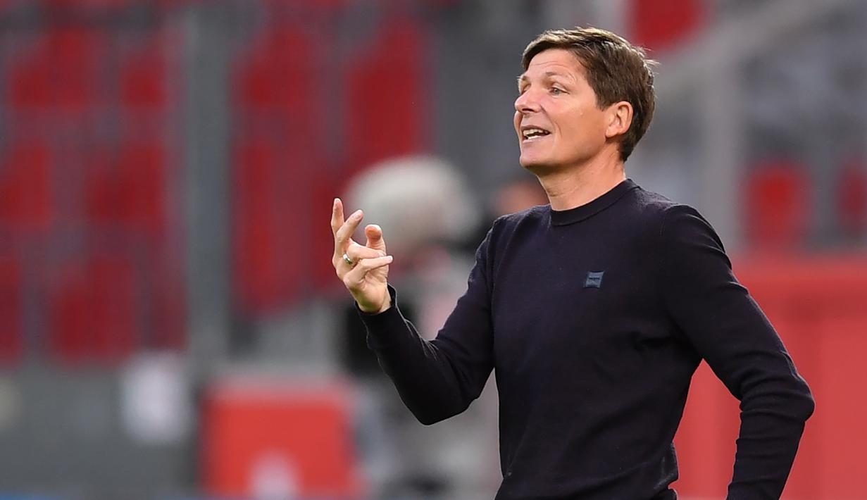 <p>Pelatih Wolfsburg, Oliver Glasner, memberikan arahan kepada pemainnya saat menghadapi Bayer Leverkusen pada laga pekan ke-28 Bundesliga di Stadion Bay Arena, Selasa (26/5/2020) waktu setempat. Wolfsburg menang 4-1 atas Bayer Leverkusen. (AFP/Marius Becker/POOL)</p>
