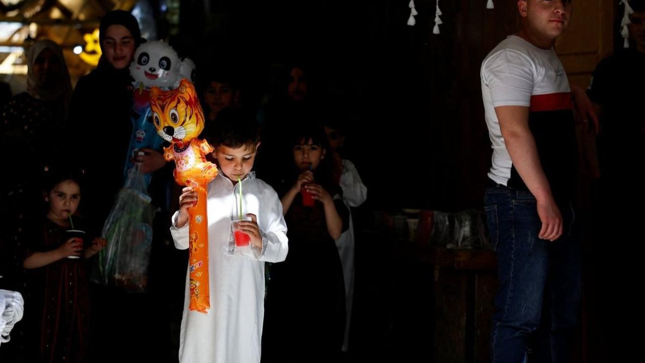 Meskipun hidup dalam kondisi sulit, warga Palestina tetap berusaha untuk merayakan Idulfitri dengan penuh kegembiraan. Foto: REUTERS / Raneen Sawafta<br>